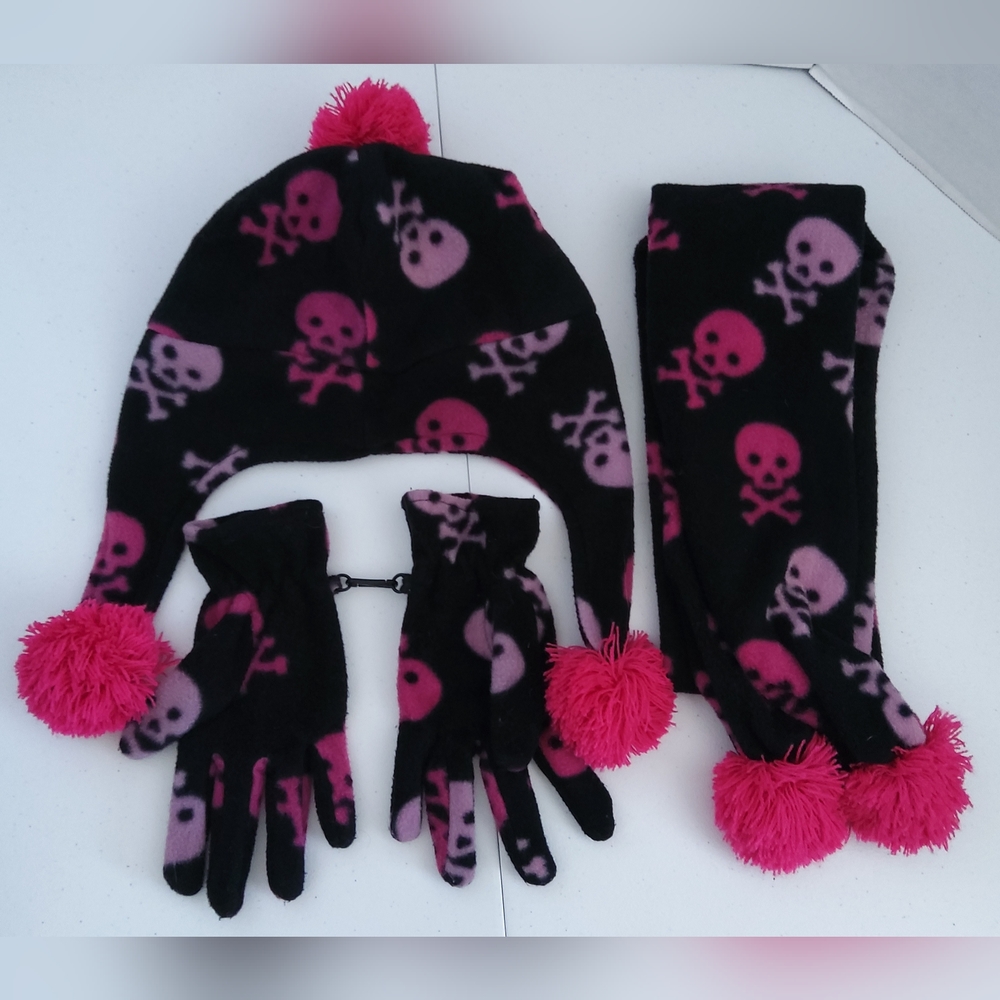 Joe Boxer 3 piece fleece skull hat,gloves and scarf set (OSFM)